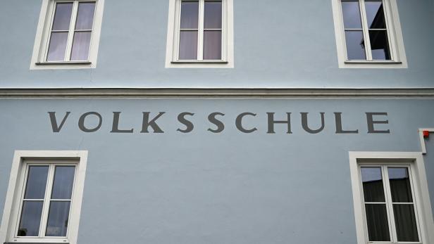 ++ THEMENBILD ++ SCHULE / SCHULBEGINN