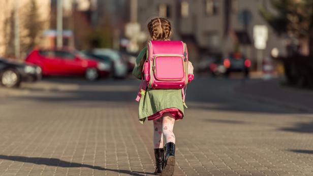 Kind geht zur Schule