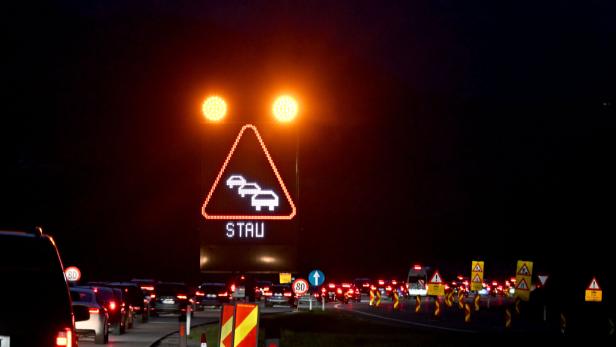 ++ THEMENBILD ++ VERKEHR / STAU / STRASSE / VERKEHRSAUFKOMMEN / KFZ / AUTO