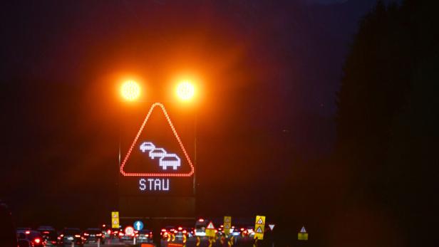 ++ THEMENBILD ++ VERKEHR / STAU / STRASSE / VERKEHRSAUFKOMMEN / KFZ / AUTO