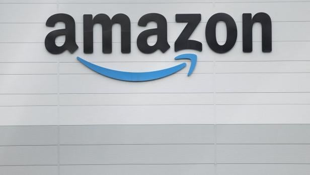 FILE PHOTO: Amazon.com Inc said on Tuesday it plans to cut its global corporate workforce by as many as 14,000 roles and sieze the opportunity provided by artificial intelligence (AI)