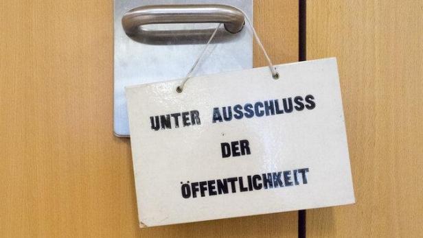 Ein Schild mit der Aufschrift "Unter Ausschluss der Öffentlichkeit" an der Türe zu einem Verhandlungssaal.