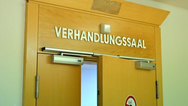 Eingang mit Aufschrift "Verhandlungssaal"