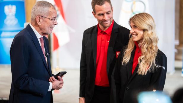 Van der Bellen mit Benjamin Karl und Anna Gasser auf der Bühne