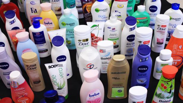 hat rund 400 auf dem österreichischen Markt verfügbare Bodylotions, Zahnpasten und Aftershaves untersucht. Mehr als ein Drittel enthielten laut Herstellerangaben hormonell wirksame Chemikalien. Bekannte Marken im Test: