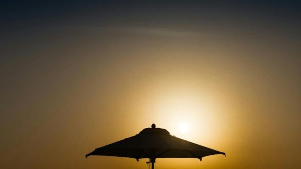 Ein Sonnenschirm und Sonne 