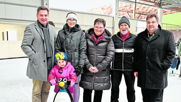 Bürgermeister Werner krammer besuchte Eishalle 