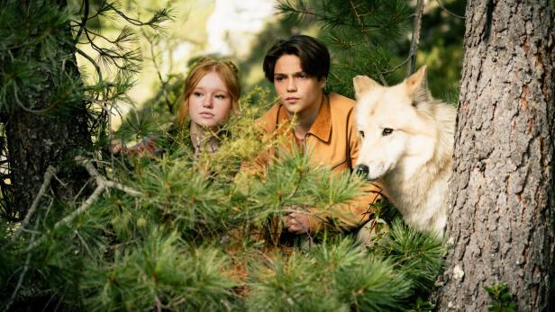 Zwei Jugendliche mit Wolf.