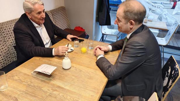 Ernst Nevrivy und sein Anwalt Volkert Sackmann.