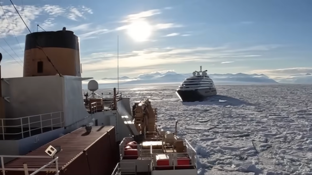 Der US-Eisbrecher “Polar Star” nähert sich der im Packeis festsitzenden “Scenic Eclipse II” im Rossmeer der Antarktis.
