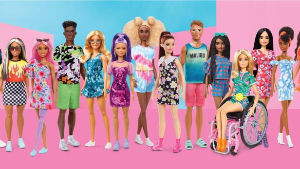 Unterschiedliche Barbiepuppen stehen nebeneinander.