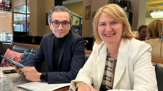 Zwei Personen sitzen nebeneinander