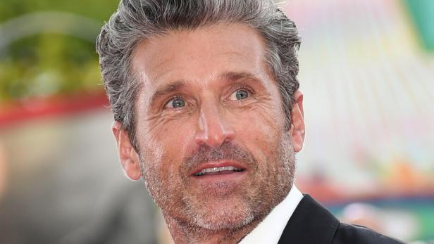 Patrick Dempsey trägt einen schwarzen Smoking mit Fliege.