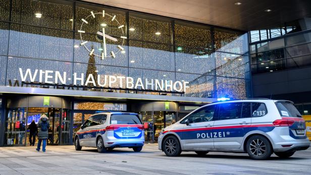 Polizei vor dem Weiner Hauptbahn 
