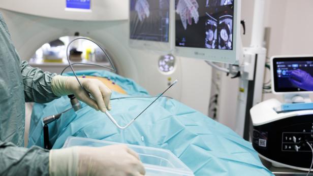 Ein Arzt mit Besteck bei einem Patienten