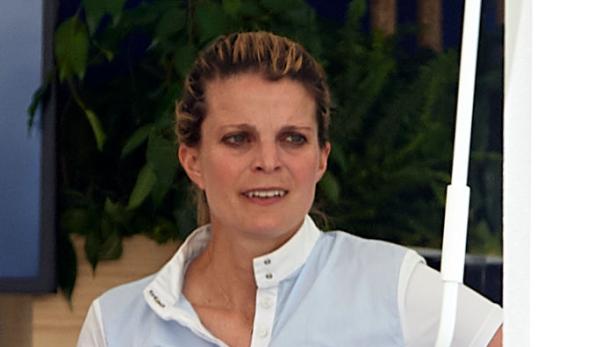 Athina Onassis mit blonden Haaren in sportlicher Kleidung.