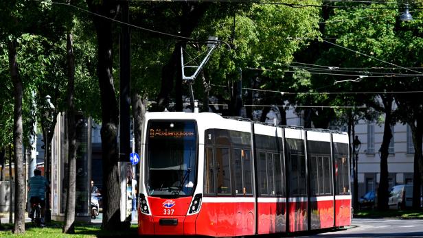 ++ THEMENBILD ++ STRASSENBAH / WIENER LINIEN / VERKEHR / ÖFFENTLICHE VERKEHRSMITTEL