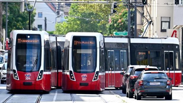 ++ THEMENBILD ++ STRASSENBAH / WIENER LINIEN / VERKEHR / ÖFFENTLICHE VERKEHRSMITTEL / PKW