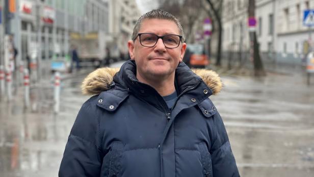 Georg Komoly steht sprichwörtlich wie auf dem Foto im Regen.