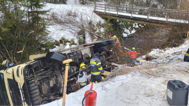 Schwerfahrzeug liegt im Bach 