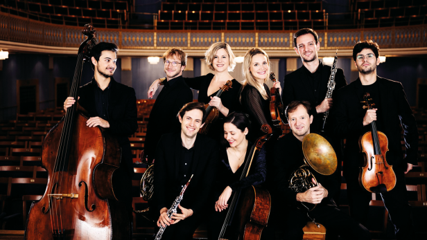 Genießen Sie die authentische Interpretation der  Werke von Michael und  Joseph Haydn und  Wolfgang Amadeus  Mozart durch ein Streichquintett, zwei Oboen und zwei Hörner