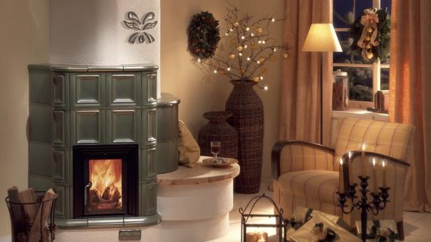 Grüner Kachelofen im Wohnzimmer