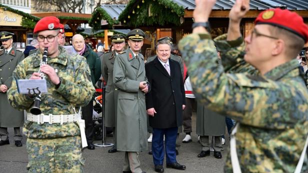 Kurt Wagner und Michael Ludwig am Weihnachtsmarkt