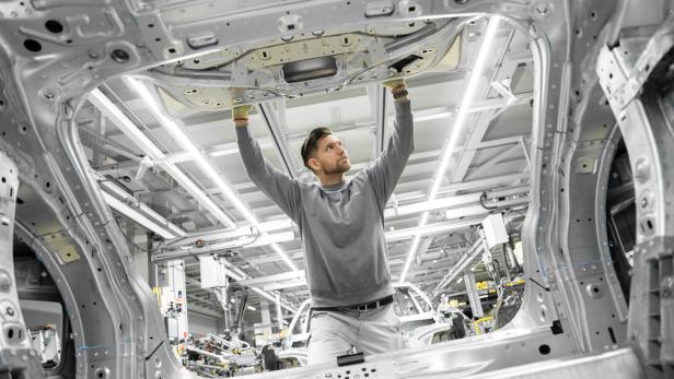 Fabrikarbeiter begutachtet ein Bauteil für den Porsche Cayenne Elektrik in der VW-Fabrik bei Bratislava.