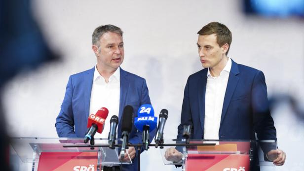 Babler und Hergovich stehen an Rednerpulten mit SPÖ Niederösterreich Logos vor Mikrofonen.