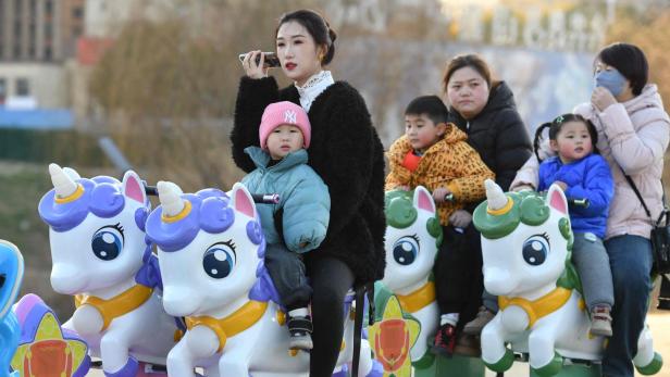 Kinder in einem Park in Fuyang in der ostchinesischen Provinz Anhui.