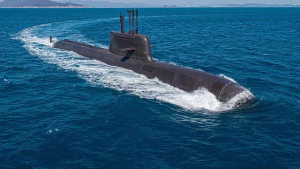 Ein modernes U-Boot der KSS-III-Klasse von Hanwha Ocean fährt an der Wasseroberfläche vor einer Küste, als Beispiel für Südkoreas Angebot an Kanada.