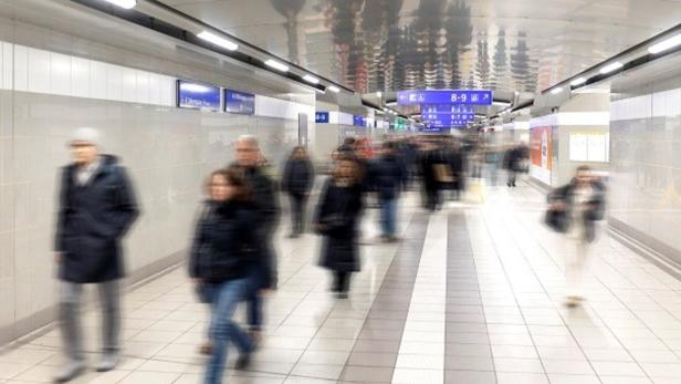 Menschen in einem Bahnhof