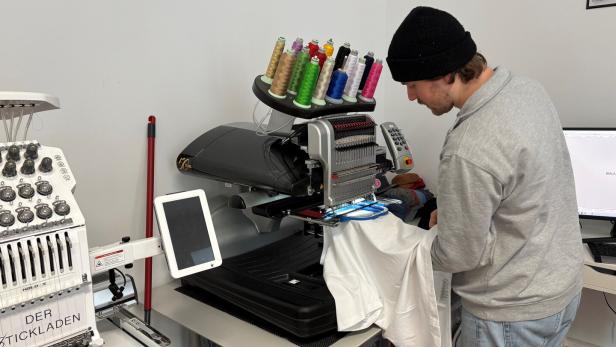 mensch stickt mit maschine