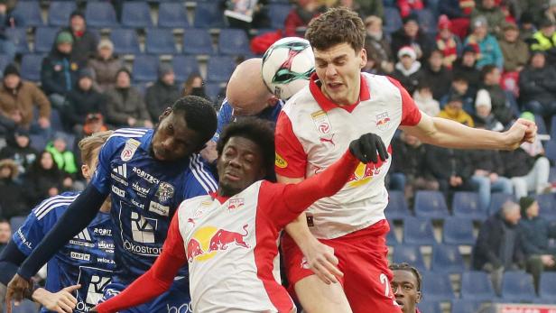 Salzburgs Rasmussen (r.)