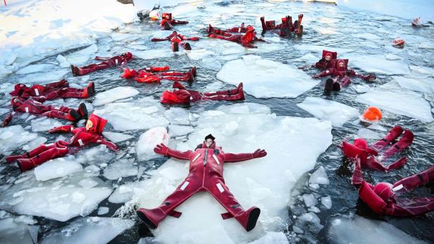 TOPSHOT-RUSSIA-LEISURE-ICE FLOATING
