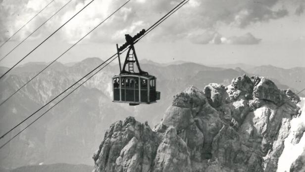 Am 5. Juli 1926 ging die Tiroler Zugspitzbahn in Betrieb, die den Berg von Ehrwald aus erschließt. Sie wird heuer 100 Jahre alt und war die erste Personen-Seilbahn Tirols, in dem heute 871 Liftanlagen stehen. 