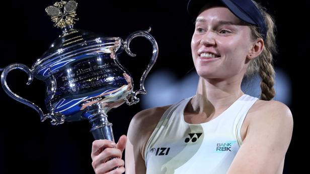 Rybakina mit der Trophäe