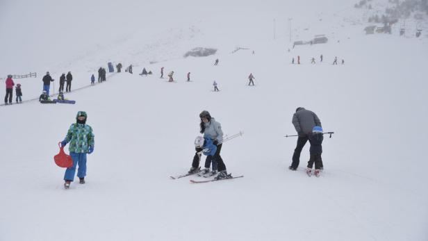 Im Tiroler Kühtai, wo am Sonntag ein Damen-Weltcup-Skirennen stattfinden soll, trotzten am Samstag die Kleinsten der Kälte von minus 10 Grad