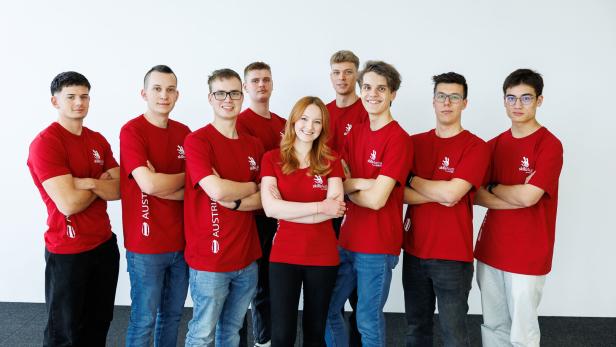 Zehn Personen stehen nebeneinander