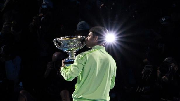 Strahlemann: Carlos Alcaraz herzte seinen siebenten Major-Pokal, den ersten in Melbourne. 