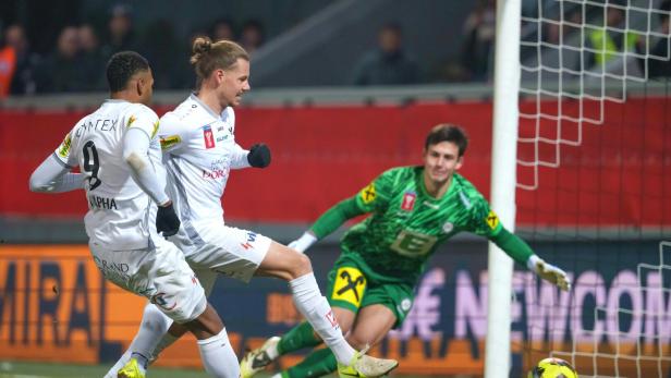 Der erste Streich:  Patrick Greil traf im Elfer-Nachschuss zur Führung,  der Ex-Rapidler stieg mit Altach ins Halbfinale auf. 