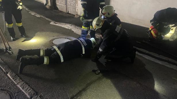 Feuerwehr rettet Mann aus Kanal