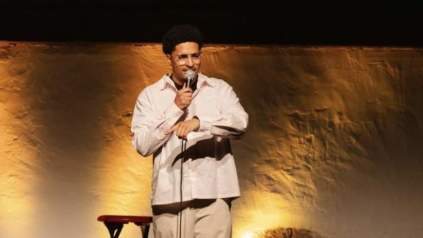 Der Comedian Marvin Tare auf der Bühne.