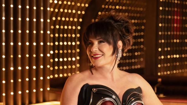 Sabine Apfolterer mit auffälliger Corsage