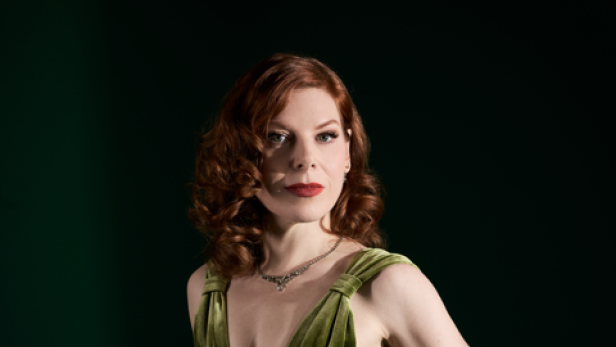 Teresa Vogl in ihrer Opernballrobe