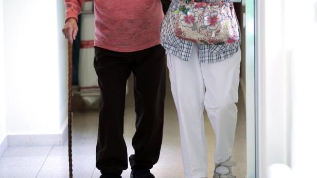 "Wahnsinn": 100 Menschen, 2 Pfleger - Kritik am Gesundheitssystem