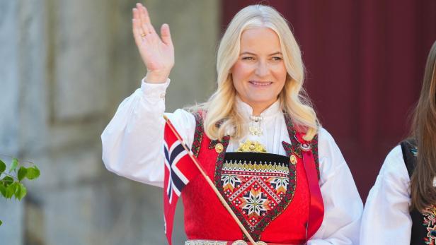 Kronprinzessin Mette-Marit im norwegischen Trachtenlook