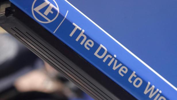 Das ZF-Logo und der Schriftzug "The Drive to Win" sind auf blauem Grund zu sehen.