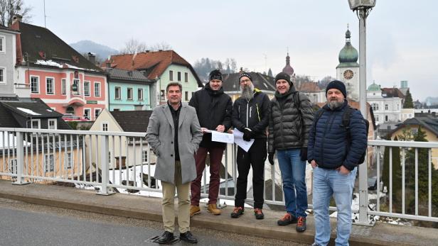  Bgm. W. Krammer, H. Schedlmayer, StR M. Dowalil, P. Aichinger-Rosenberger und Th. Kummer vom Bauamt (v.l.).  