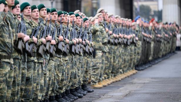 NATIONALFEIERTAG: FEIERLICHKEITEN AM HELDENPLATZ